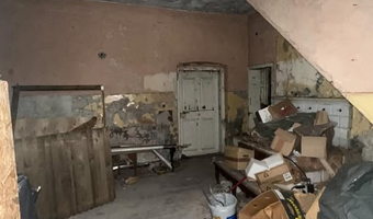 Zabytkowa opuszczona plebania z 1890 roku.