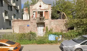Ruiny domu i zamurowana kamienica