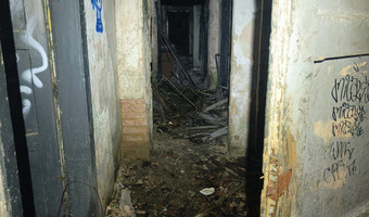 Opuszczony blok obok kładki z wagonami,