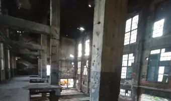 Stary kilka piętrowy budynek - zdjęcie 4/4