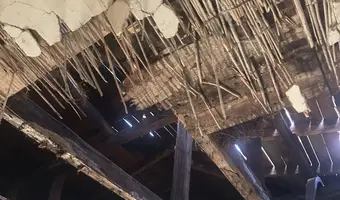 Dom obok warsztatu samochodowego