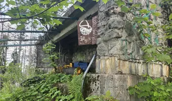 Ruiny górnej stacji wyciągu narciarskiego