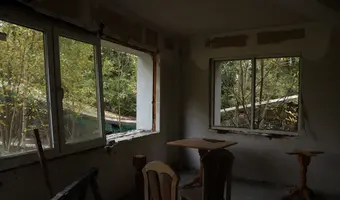 Opuszczone naczepy ciężarówek z budynkami