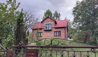 Ceglany dom dwurodzinny z piwnicą i szopą