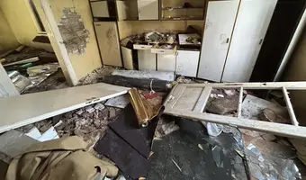 Dom obok warsztatu samochodowego