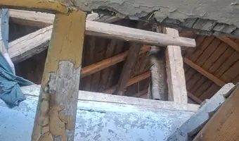 Opuszczony dom i stodoła