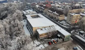 Opuszczona hala sportowa z hotelem