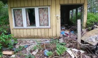 Stróżówka dawnego złomowiska samochodów - zdjęcie 2/4