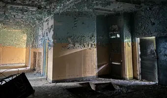 Opuszczony budynek szpitalnej pralni.