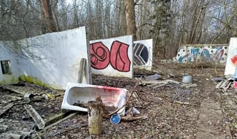 Spalony domek wojskowy