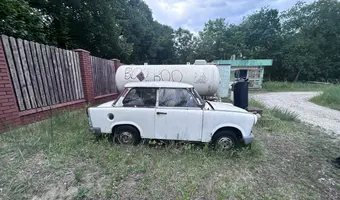 Stacja gazowa + samochód