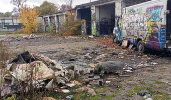 Ruiny i stary magazyn,