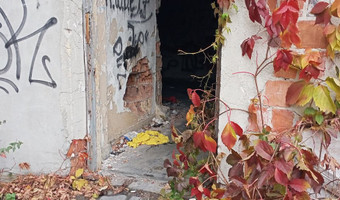 Ruiny i stary magazyn,