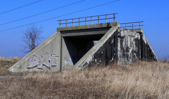 Pozostałości wiaduktu kolejowego na majdanie