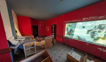 Ramzes Tomaszowski przy zajeździe i hotelu.