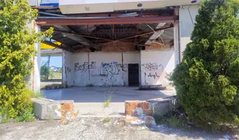 Opuszczona stacja benzynowa i McDonald's