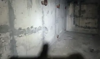 Duży niedokończony budynek koło portu Zadar