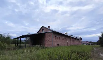 Opuszczony, podłużny dom z czerwonej cegły