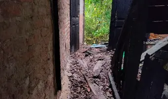Opuszczony dom z czymś przypominającym pomnik