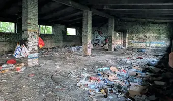 Trzy opuszczone budynki