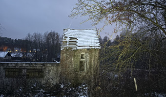 Opuszczony dom z budynkiem gospodarczym,