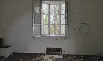 Opuszczony dom ze stodołą