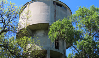 Zrujnowana wieża kolejowa