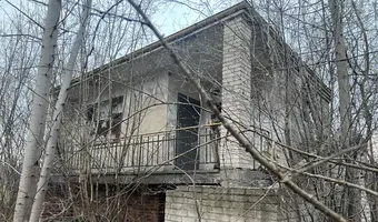 Opuszczony dom z działającym prądem.