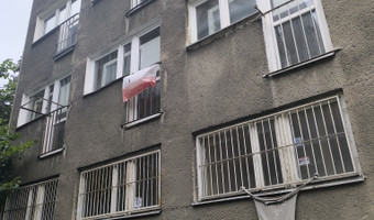 Opuszczony dobrze zachowany blok.