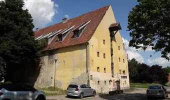 Opuszczony spichlerz.