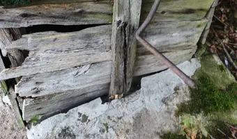 Ruiny domu i stodoły