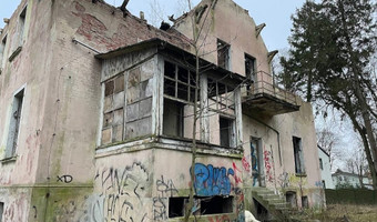 Opuszczony, zawalony i spalony dworek/willa