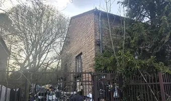 ceglany dom z śmieciami na ogórdku