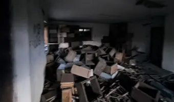 Duża ruina domu ze składem skrzyń - zdjęcie 5/9