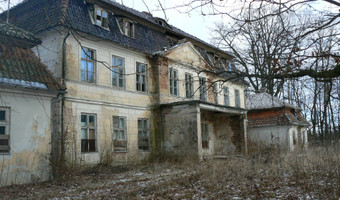 Opuszczony pałac w Bęsi,