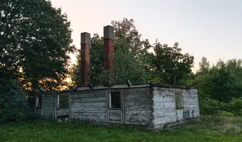 Ruiny domu i stodoły