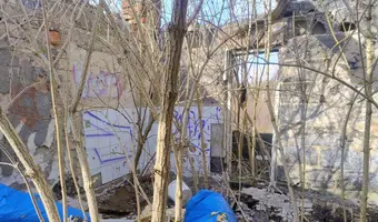 Opuszczony mały budynek w łodzi - zdjęcie 2/4