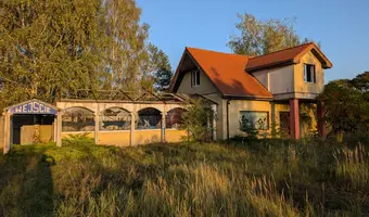 Ramzes Tomaszowski przy zajeździe i hotelu.