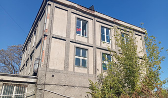 Opuszczony budynek z halą,