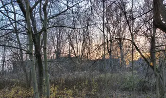 Opuszczony blok obok kładki z wagonami