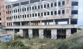 Duży niedokończony budynek koło portu Zadar