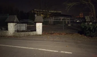 Pozostałości restauracji w sercu parku