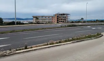 Duży niedokończony budynek koło portu zadar - zdjęcie 2/4