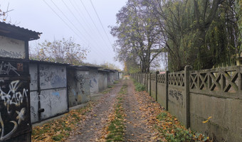 Opuszczone lokomotywy manewrowe.