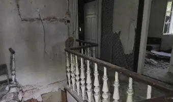 Opuszczony dom ze stodołą