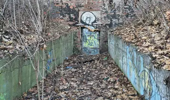Opuszczony blok obok kładki z wagonami - photo 2/17