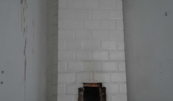 Kamienica z figurą na podwórku