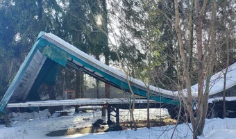 Opuszczone naczepy ciężarówek z budynkami