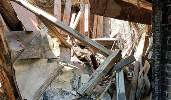 Opuszczony, zawalony i spalony dworek/willa