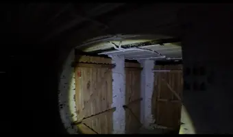 Zewnętrzne wejście do piwnicy pod blokiem